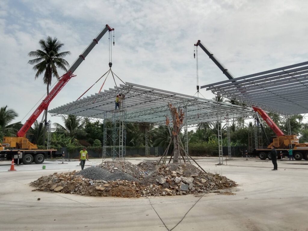 ติดตั้งโครงหลังคาด้วยรถเครน