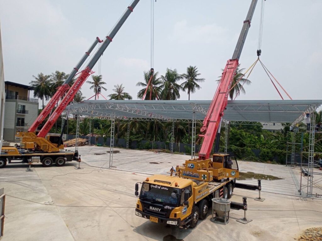 ติดตั้งโครงหลังคาด้วยรถเครน