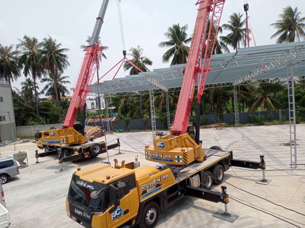 ติดตั้งโครงหลังคาด้วยรถเครน